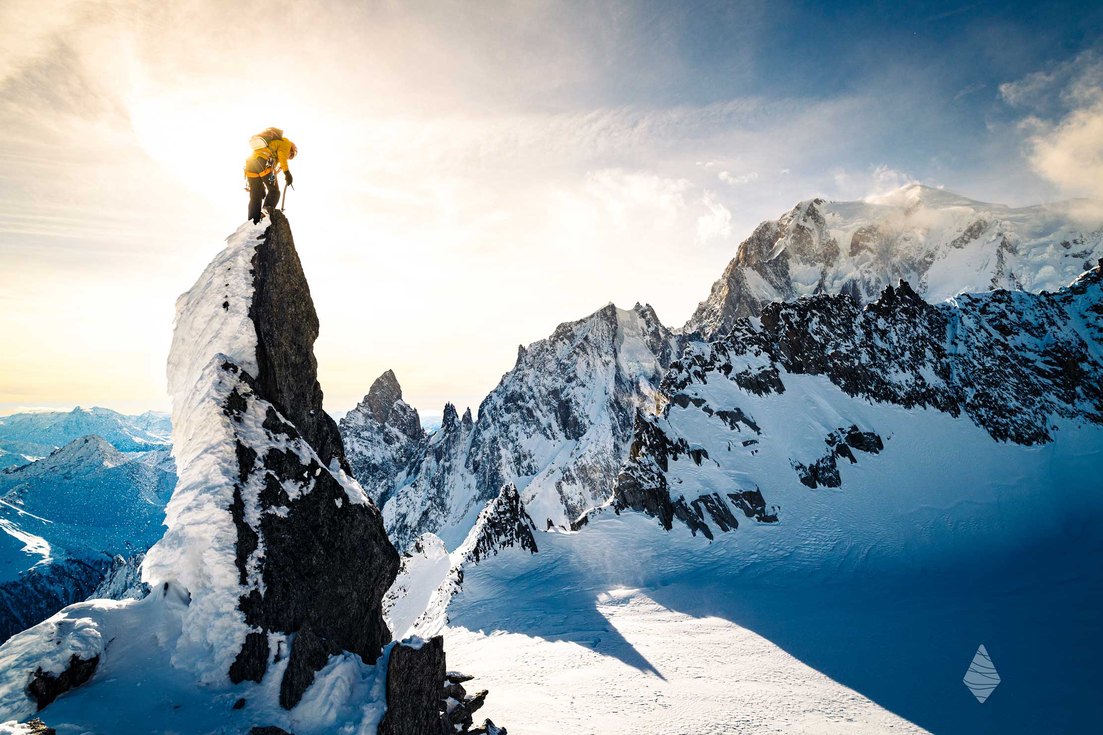Photo d'un alpiniste dans la traversée des Aiguilles d'Entrèves dans le Massif du Mont-Blancs