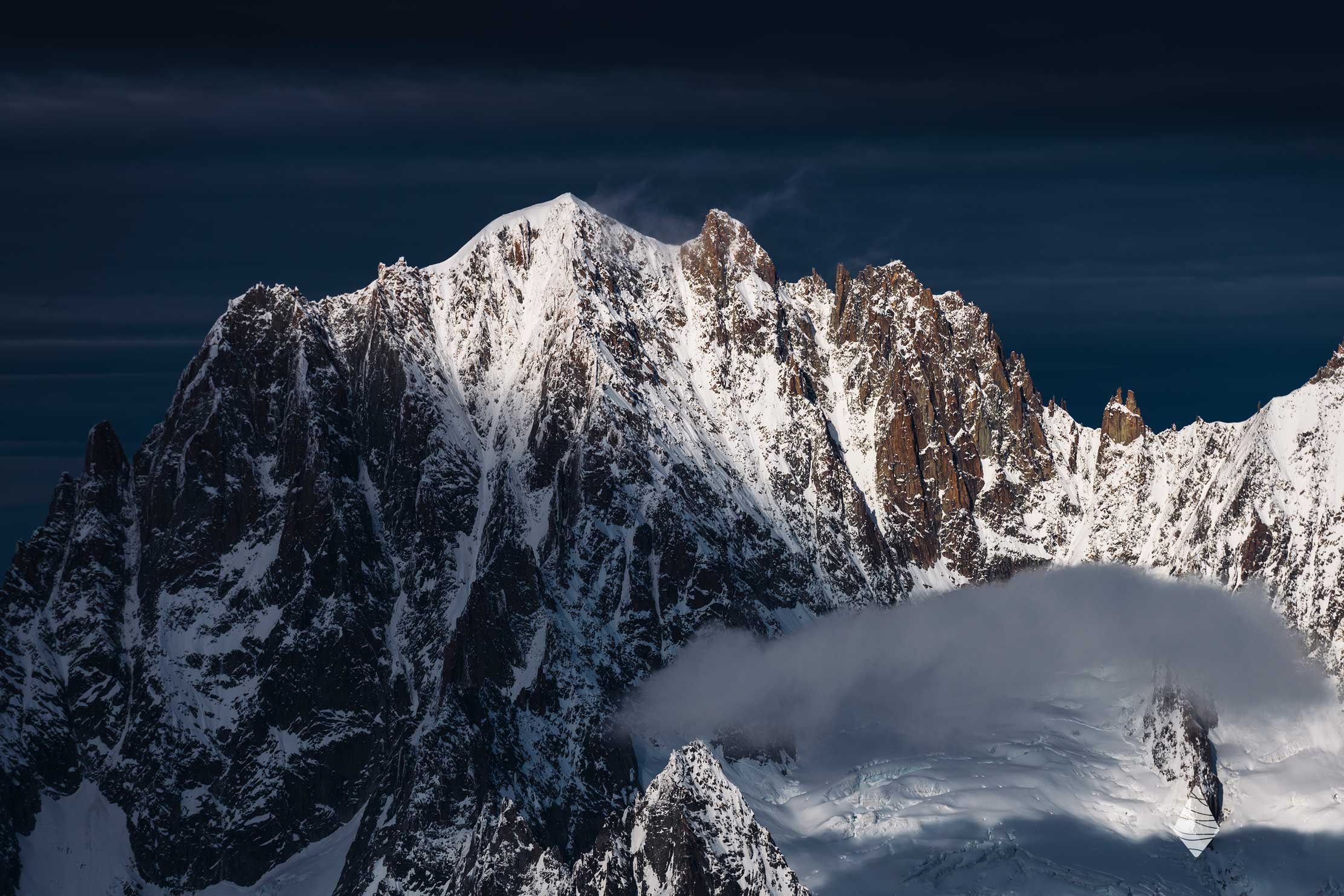 Photo de l'Aiguille Verte avant le mauvais temps dans le Massif du Mont-Blanc