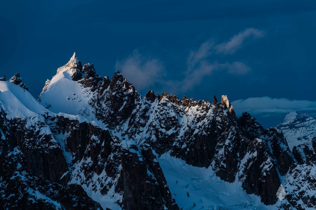 Photo de l'Aiguille du Plan illuminée dans le Massif du Mont-Blanc