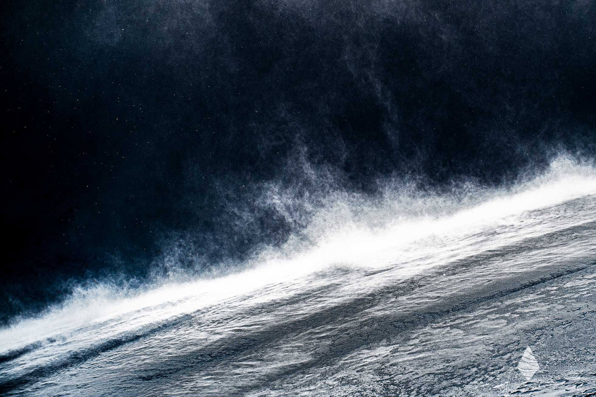 Tirage photo abstraite avec du blizzard soulevant de la neige en montagne