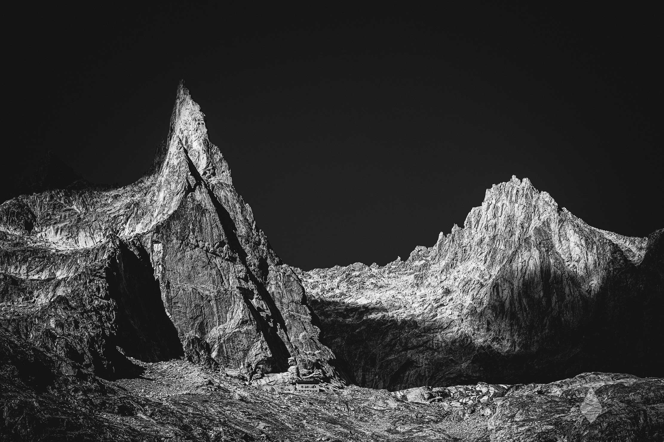 Photo de l'Aiguille Dibona en noir et blanc dans le Massif des Ecins