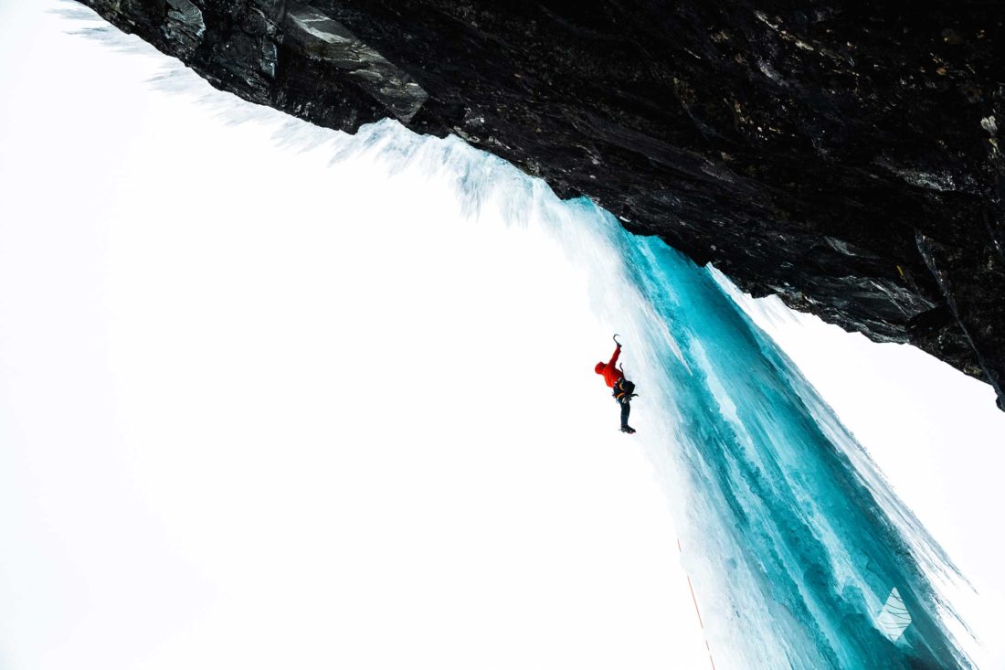 Photo de cascade de glace en Norvège. Un grimpeur remonte un free standing