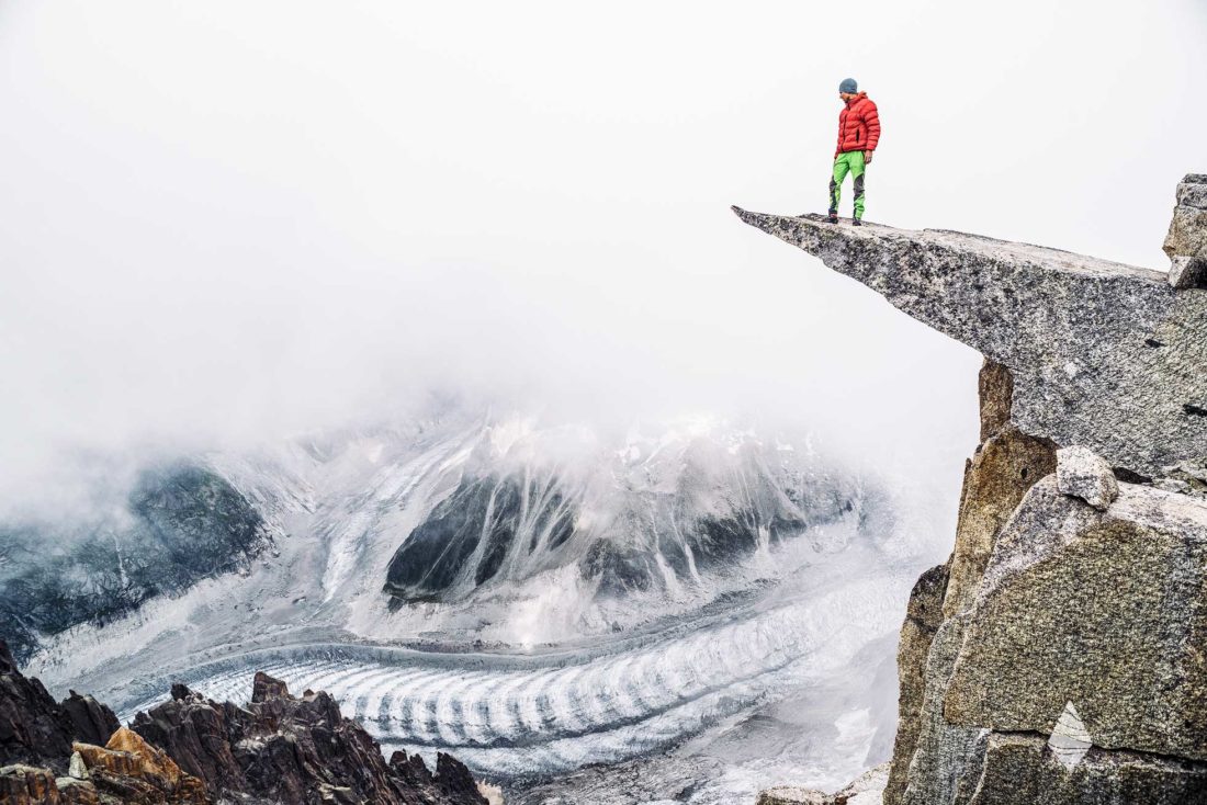 Photo d'un alpiniste contemplant la Mer de Glace depuis l'Aiguille du Fou.