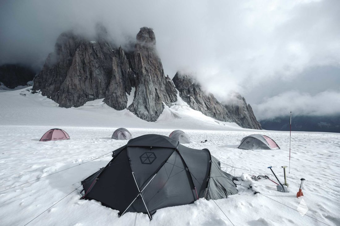 Photos de tentes sur un glacier dans le Massif du Mont Blanc.
