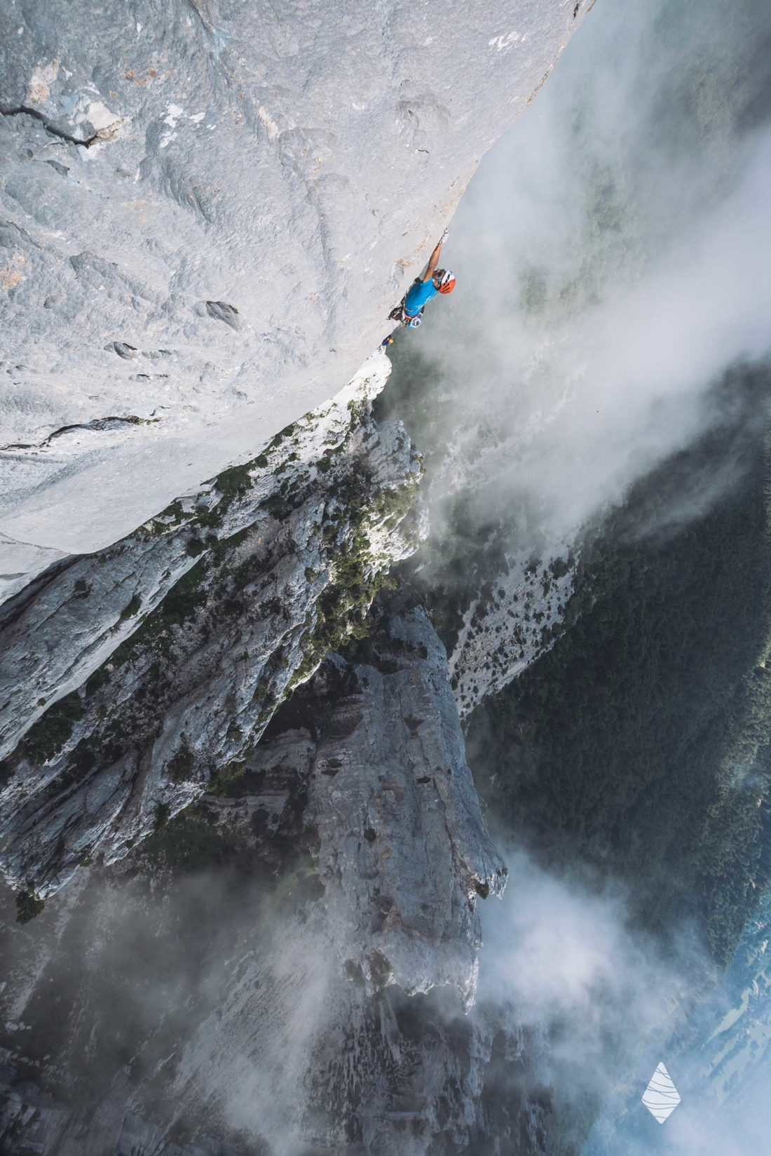 photo d'un grimpeur en grande voie d'escalade en Chartreuse