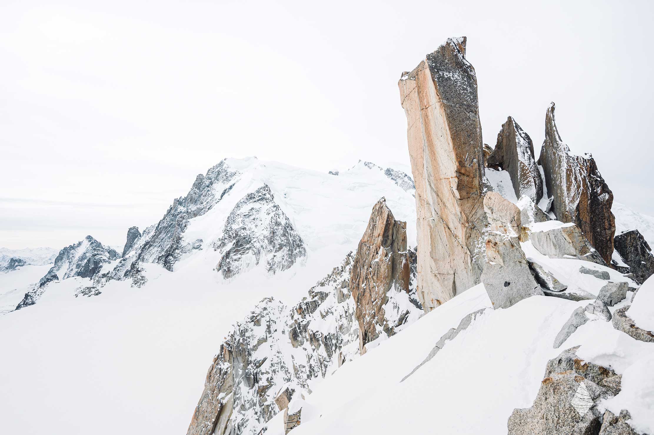 Photo de l'emblématique arête des Cosmiques dans le Massif du Mont-Blanc à Chamonix
