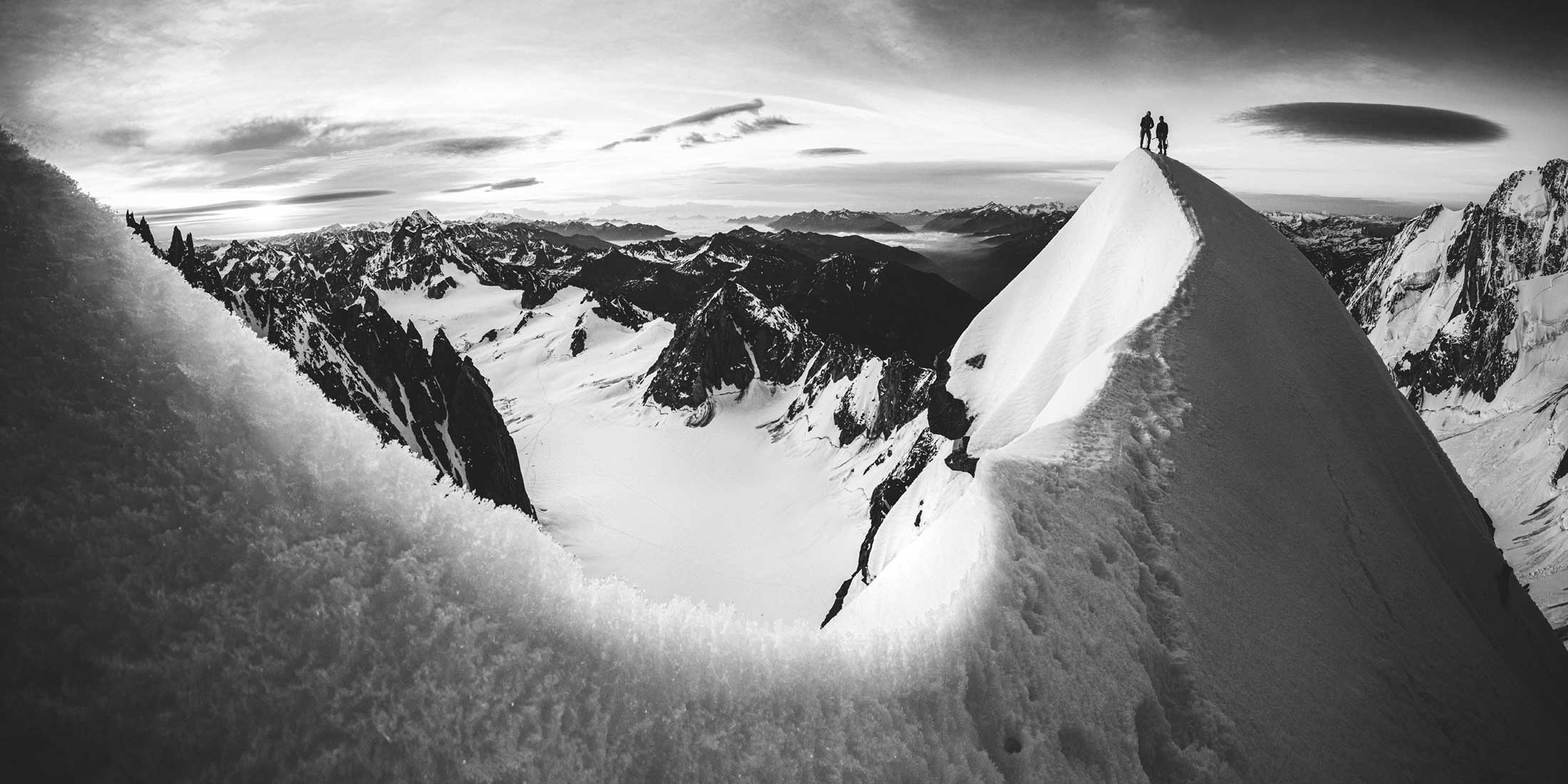 Alpinistes Arête Kuffner Photo panoramique en noir et blanc de l'Arête Kuffner dans le Massif du Mont-Blanc