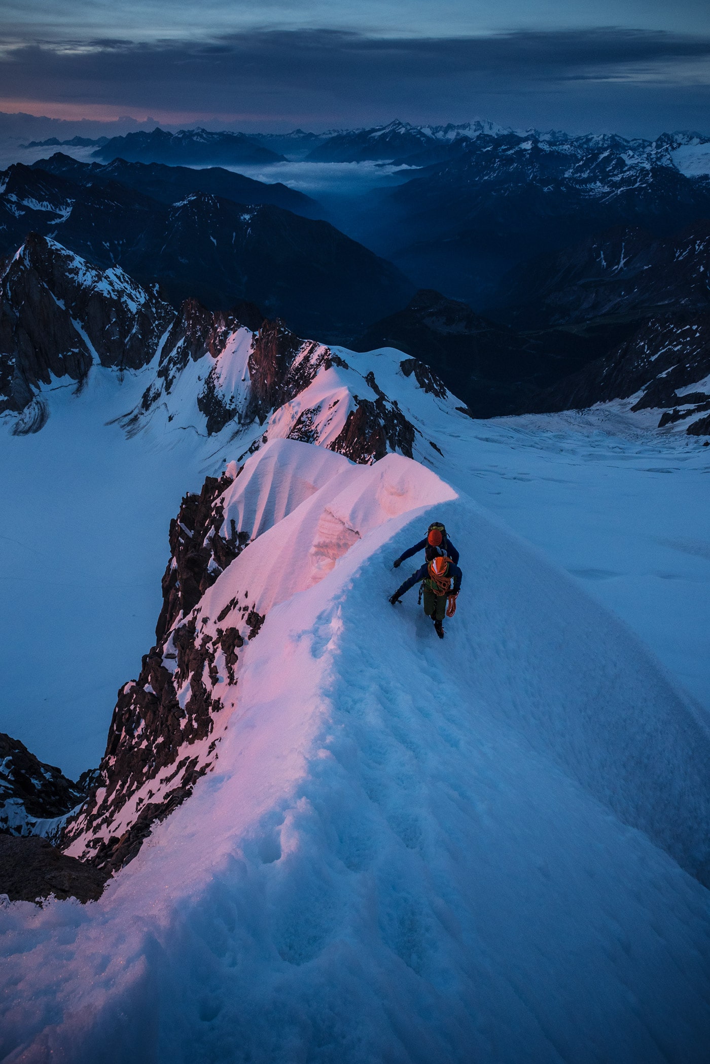 Photo d'une cordée d'alpinistes au lever du jour dans le massif du Mont Blanc