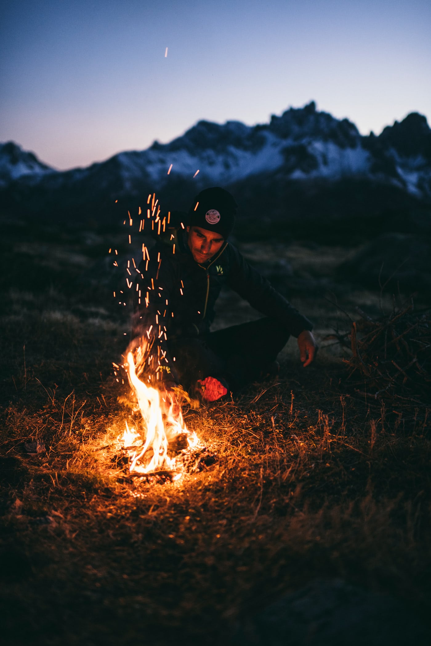 Photo bivouac en montagne avec un feu de bois