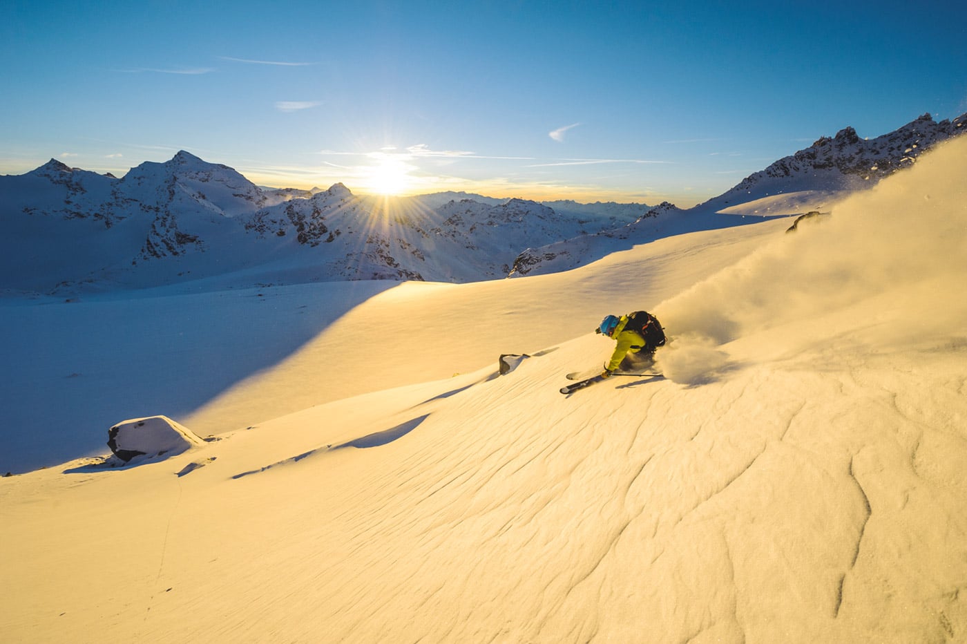 Ski au coucher de soleil avec poudreuse
