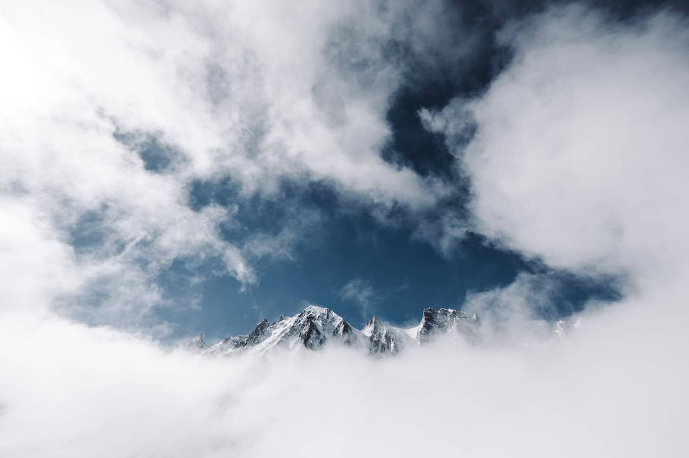 Montagne entourée de nuage dans le Massif du Mont Blanc