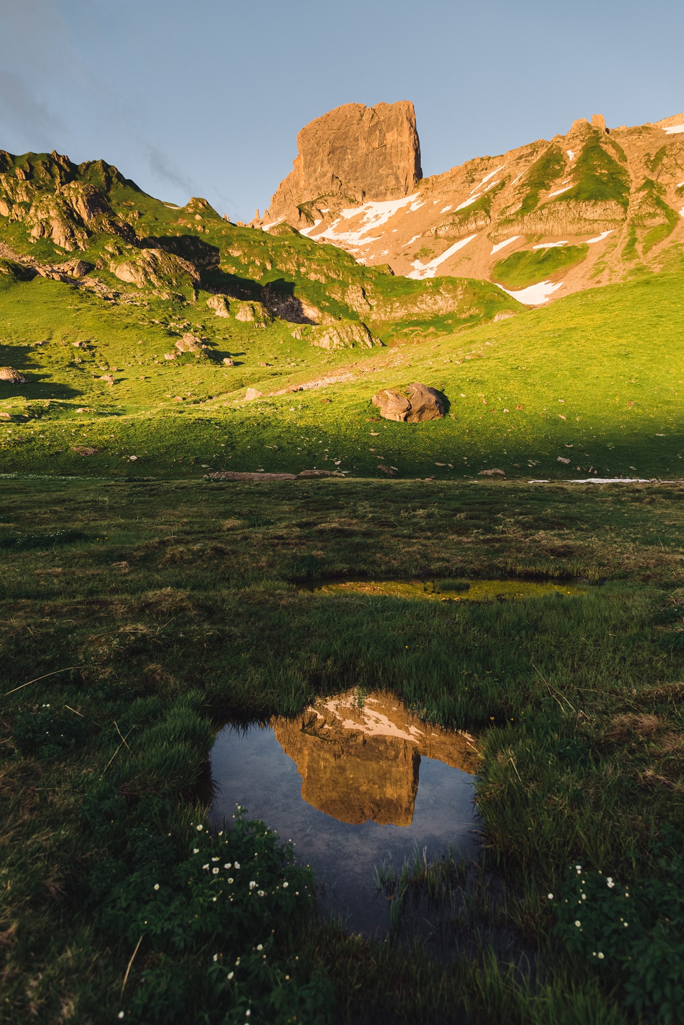 Reflet d'une montagne au premier plan de cette photo de paysage