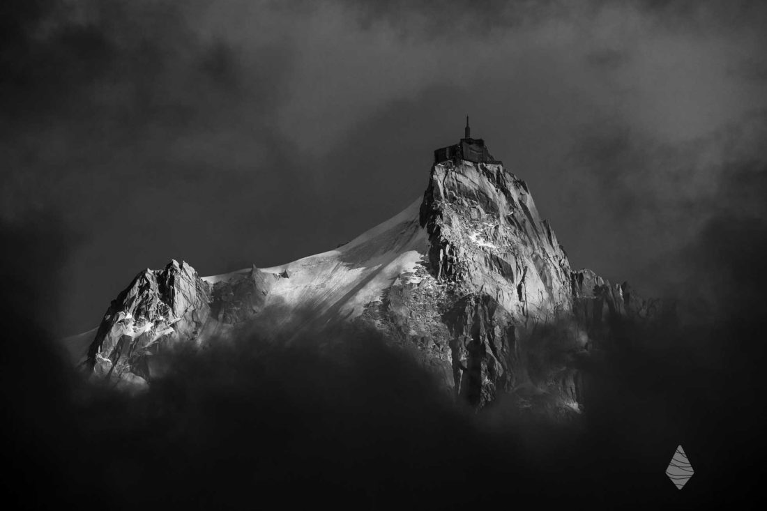 Photo de l'Aiguille du Midi au dessus de la vallée de Chamonix