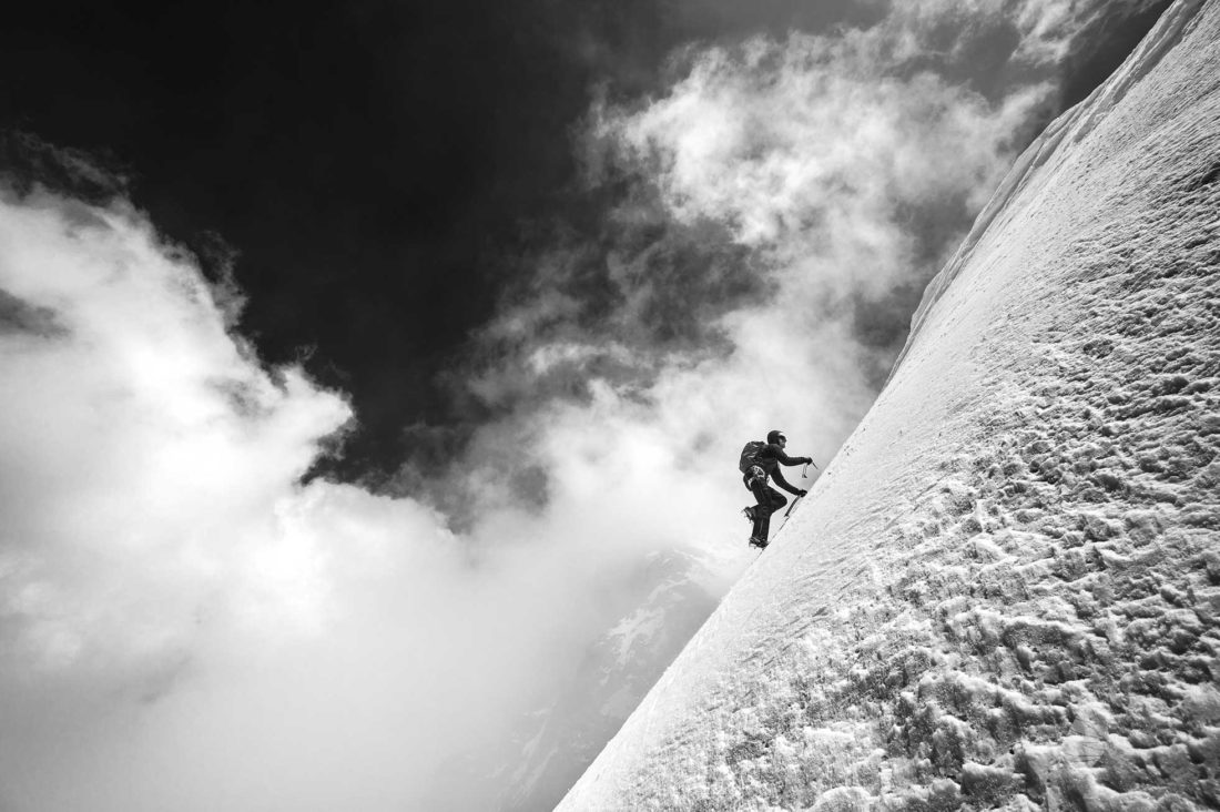 Photo d'un alpiniste sur une pente de neige au Breithorn