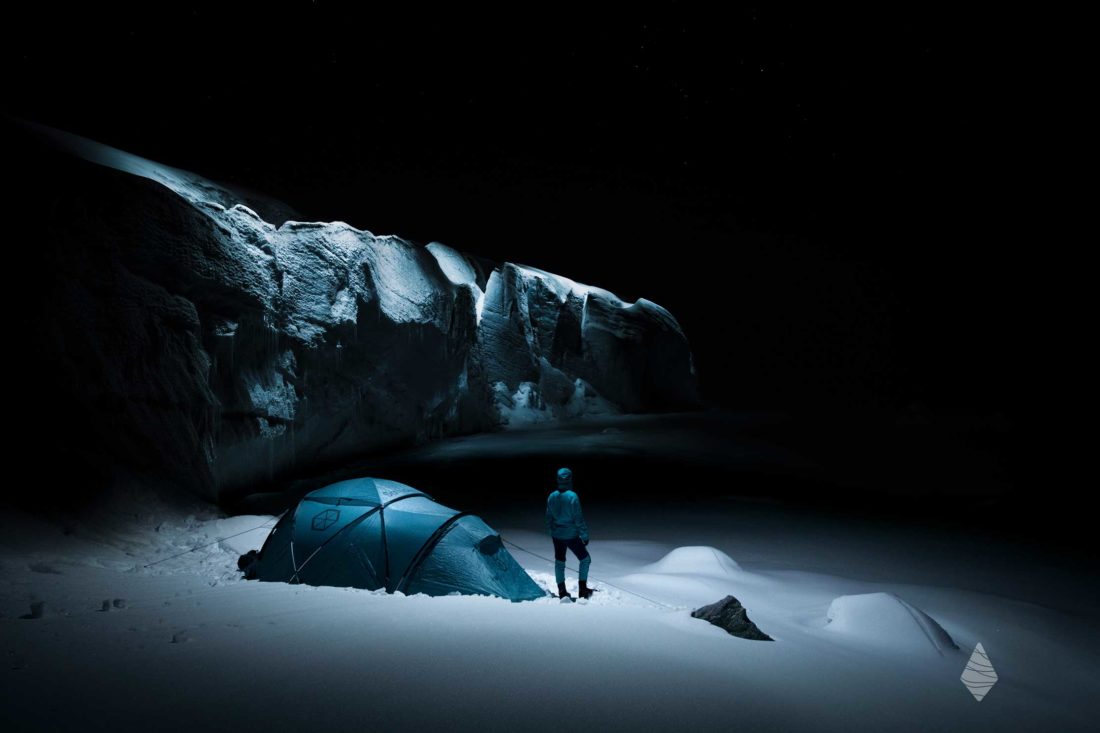 Photo d'un bivouac hivernal devant un glacier