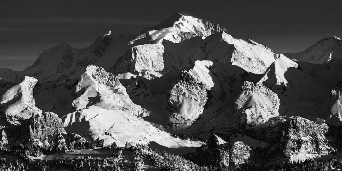 Photo panoramique en noir et blanc du Mont Blanc et des sommets des Aravis
