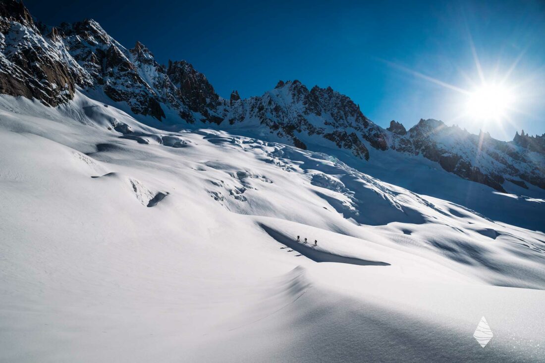 Groupe de randonneurs à ski au glacier de Talèfre dans le massif du Mont-Blanc.